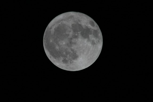 Voici les nouvelles images fascinantes de Deimos, la mystérieuse lune de Mars