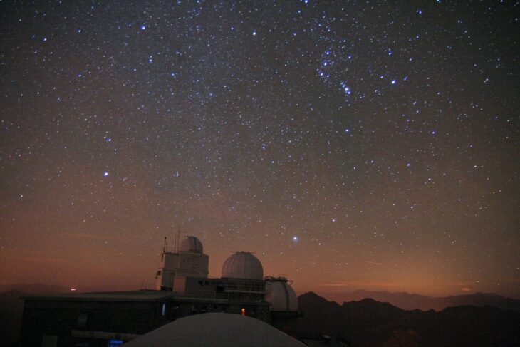 «Sous un ciel crépitant d’étoiles, je m’allonge et je sens le long de mon dos une poussée : je suis en train de tomber vers le ciel», par Nicolas Bourgeois