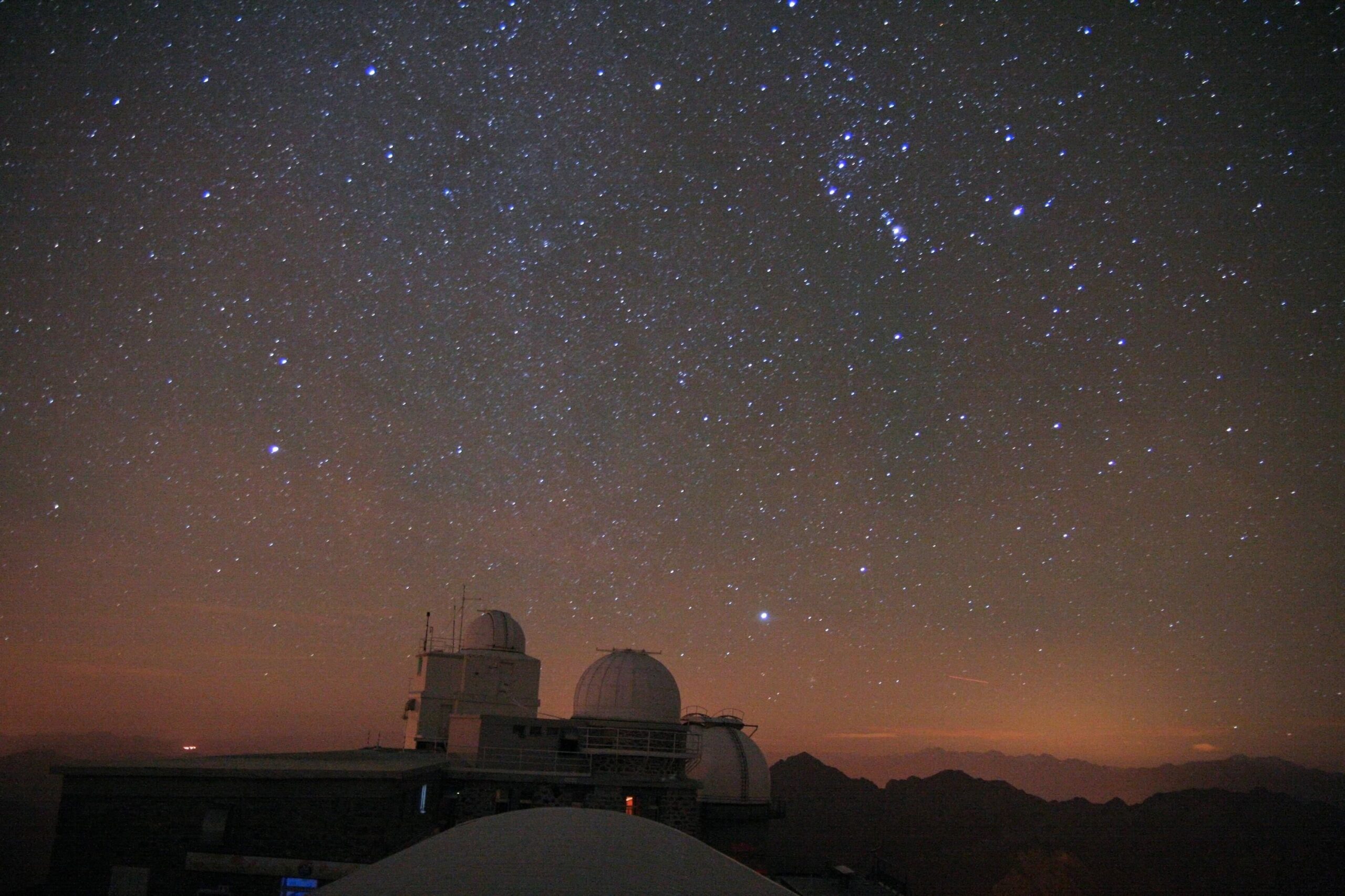 «Sous un ciel crépitant d’étoiles, je m’allonge et je sens le long de mon dos une poussée : je suis en train de tomber vers le ciel», par Nicolas Bourgeois