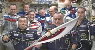 La torche olympique est dans la Station spatiale internationale