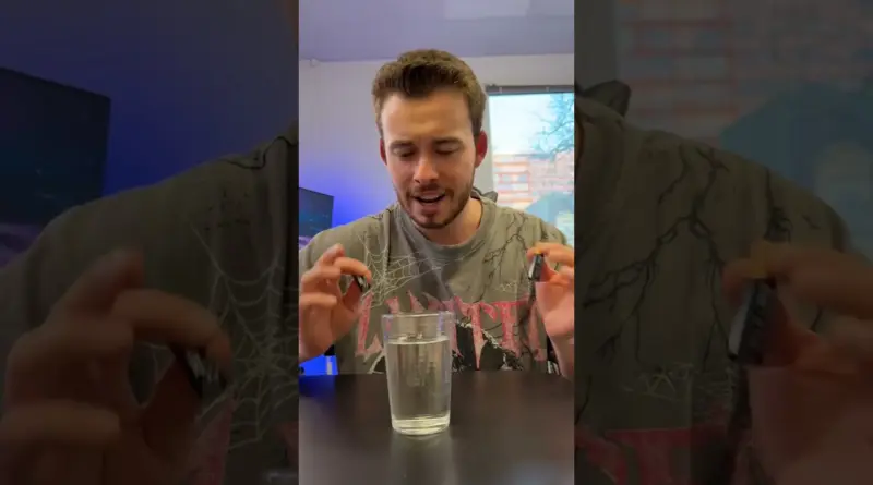 Créer un tourbillon avec un verre d’eau + 2 piles