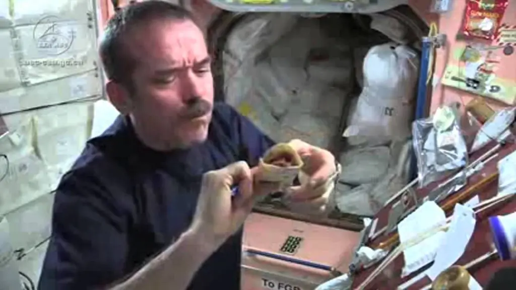 Dîner extraterrestre – Que mange-t-on à bord de l’ISS ?