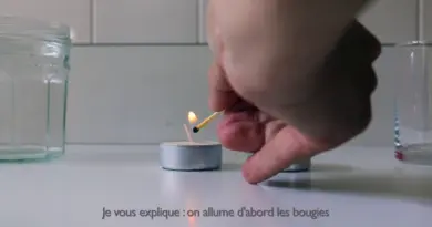 Expérience pour les enfants, avec 2 bougies et 2 verres