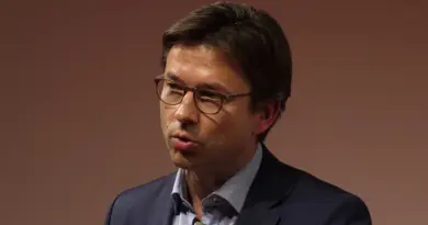 «Humanisme et gratuité» contre «argent et transhumanisme» | Edouard Tetreau | TEDxIssylesMoulineaux