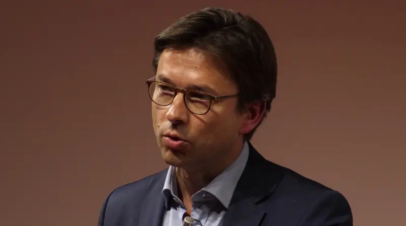 «Humanisme et gratuité» contre «argent et transhumanisme» | Edouard Tetreau | TEDxIssylesMoulineaux