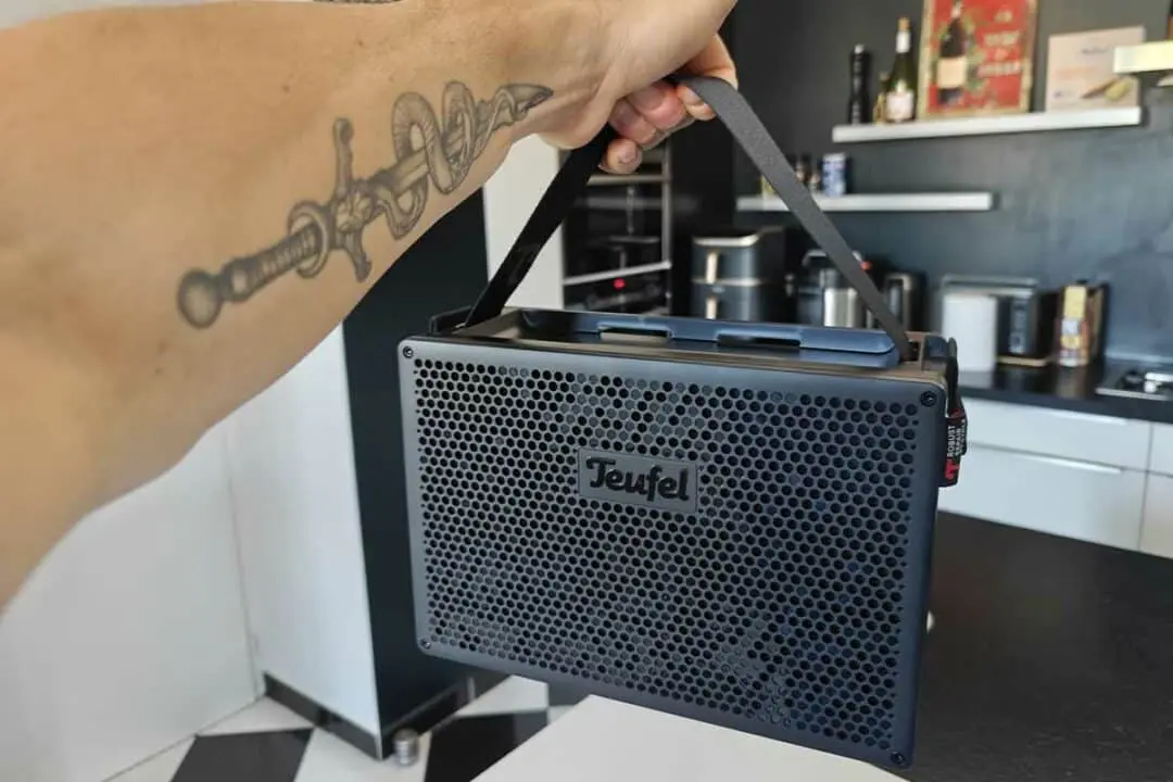 Je teste la TEUFEL MYND, une enceinte portable vraiment pas comme les autres