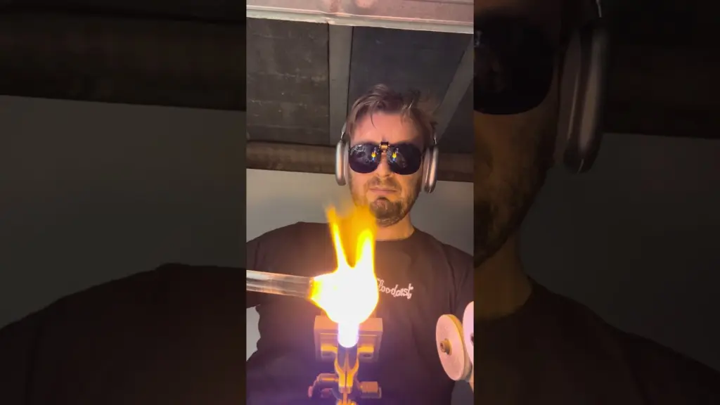 On utilise un sabre laser pour créer des galaxies lointaines, très lointaines #verrerie #glassart