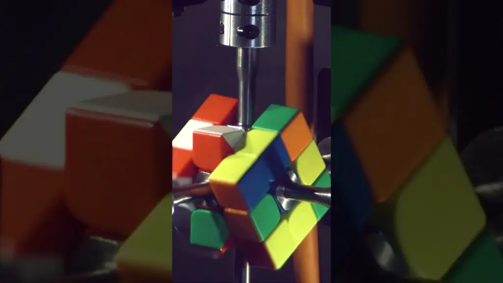 Robot solves cube in 0.103 seconds 😮