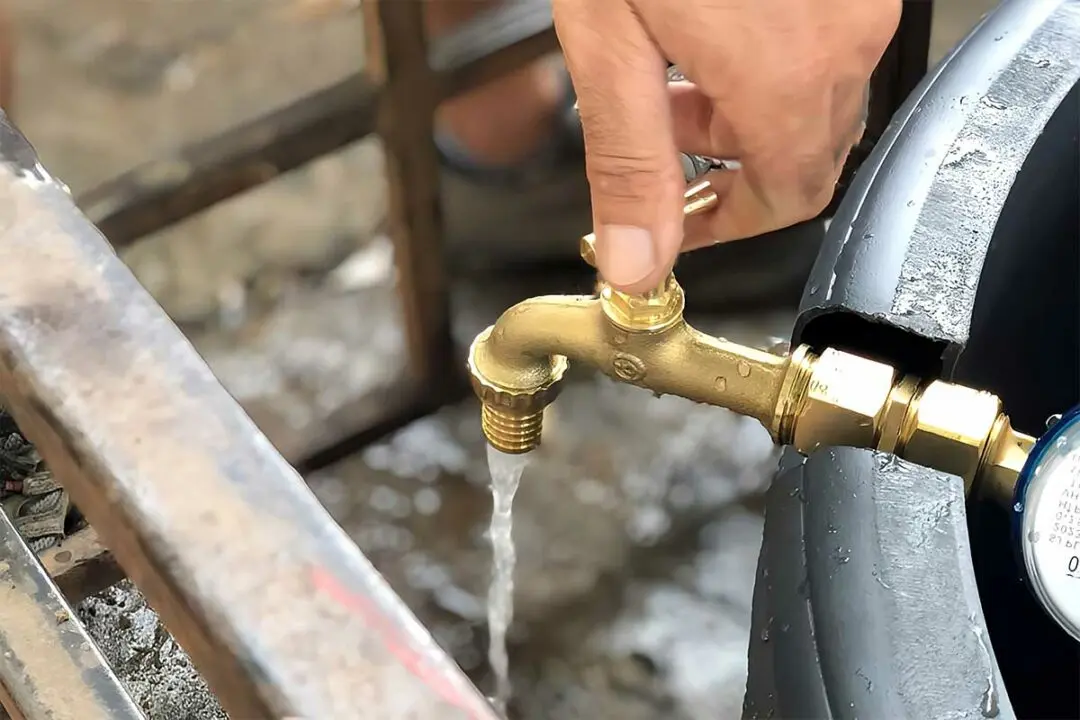 Safe Water Cube : une fontaine qui filtre 1000 l/h sans électricité ni produit chimique